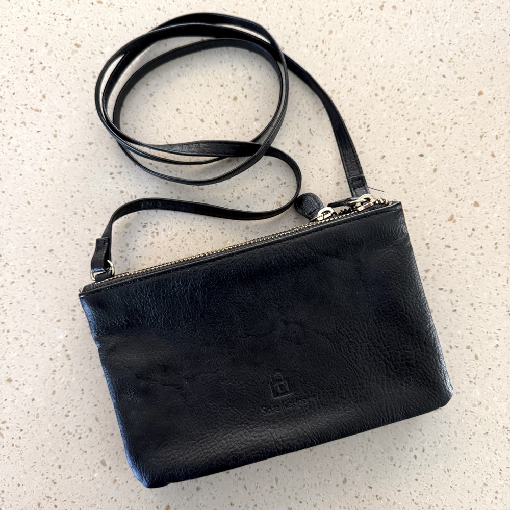 Safe Keeper vegan wallet/crossbody bag / RFID safe travel in black